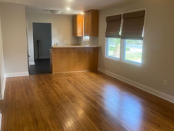 3rd image of 1927 N 10th Ave