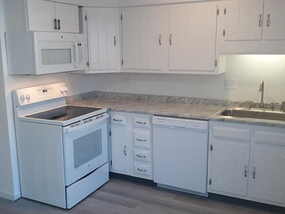 Kitchen with dishwasher