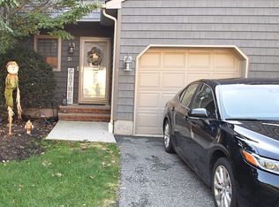 21 Mountain Ridge Rd, Bloomingdale, NJ 07403