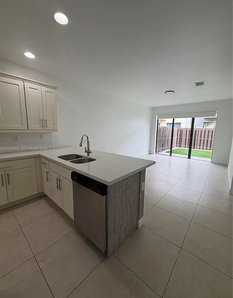 Doral Cay — Photo 2