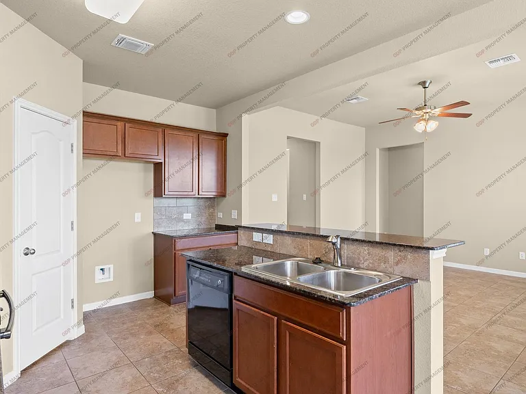 7605 Hickman St — Photo 8