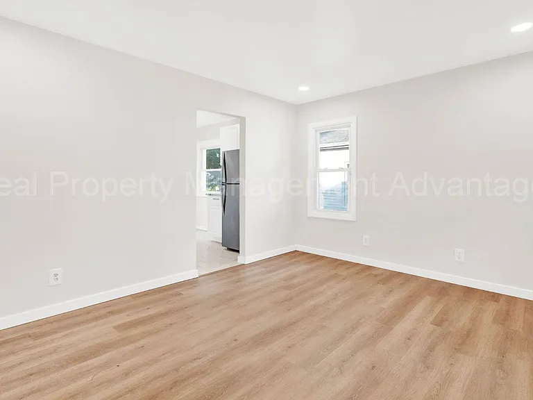 1513 E Meyers Ave — Photo 11