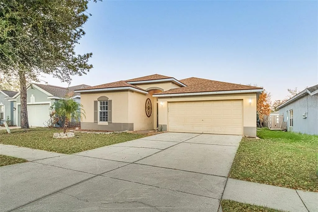 3 bed, 2.0 bath, 1841 sqft, $2,400 — Photo 2