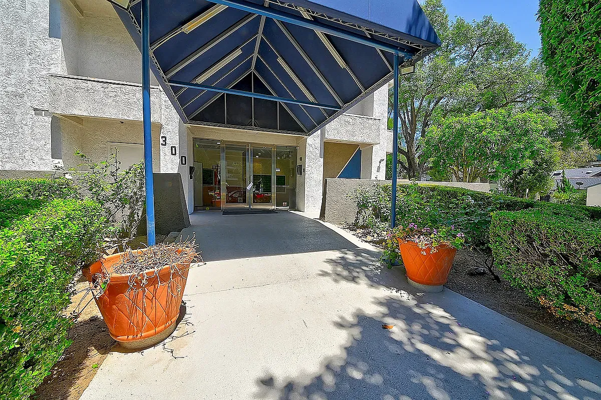 2 bed, 1035 sqft, $3,200 — Photo 2