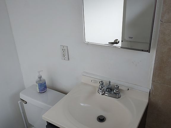 4th image of 4733 Cape May Ave
