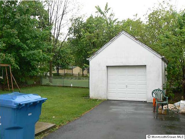 2nd image of 594 Putnam Avenue