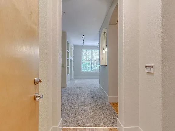 1 bed, 934 sqft, $2,200 — Photo 3