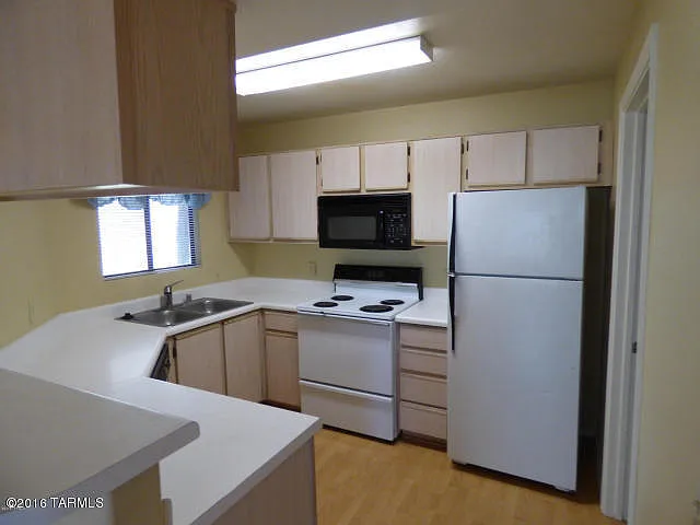 3 bed, 2.0 bath, 1196 sqft, $1,700 — Photo 2