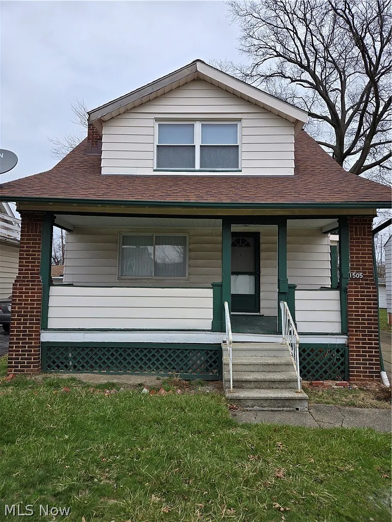 1505 E 196th St photo 1
