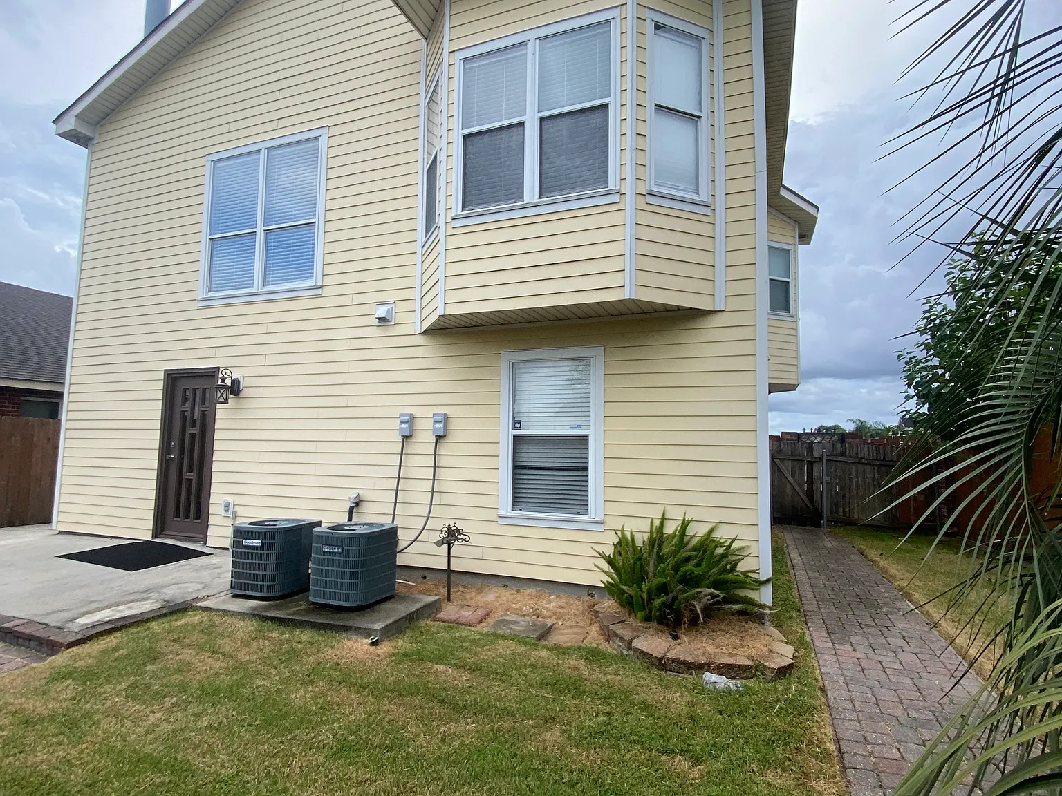 3 bed, 2056 sqft, $2,500 — Photo 3