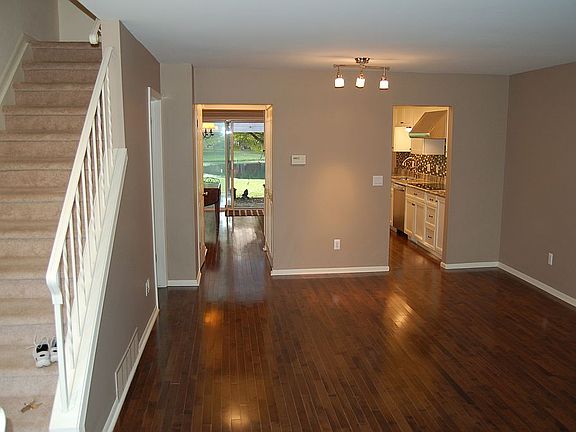 4th image of 970 Bloomfield Village Blvd