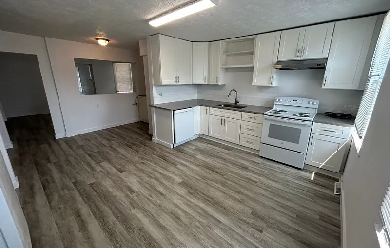 7 bed, 2.0 bath, 1700 sqft, $3,500 — Photo 2