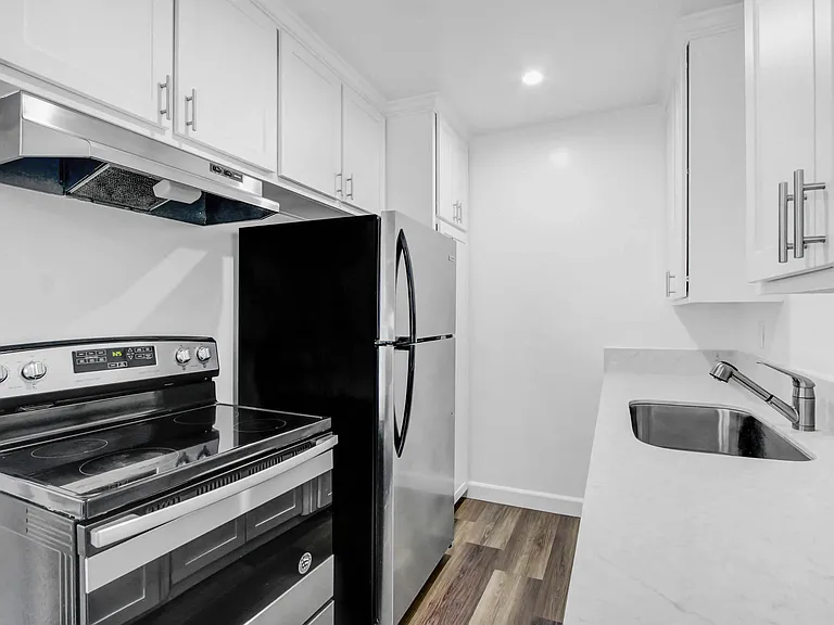 Country Club Apartments — Photo 2