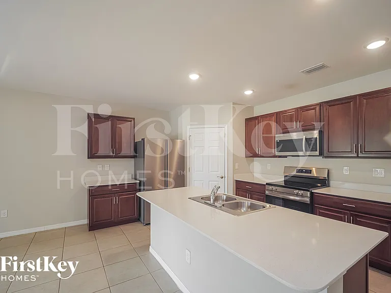 217 SE 27th St — Photo 7