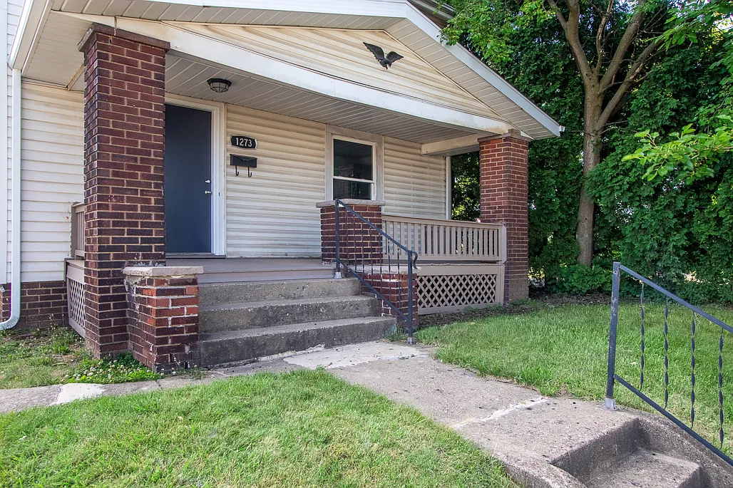 3 bed, 1.5 bath, 1218 sqft, $1,595 — Photo 2