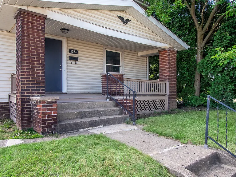 1273 Greenfield Ave SW — Photo 2