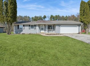 226 Thistledown Ln, Walworth, WI 53184