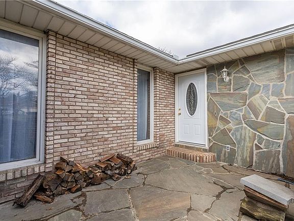 2nd image of 822 Skyside Dr