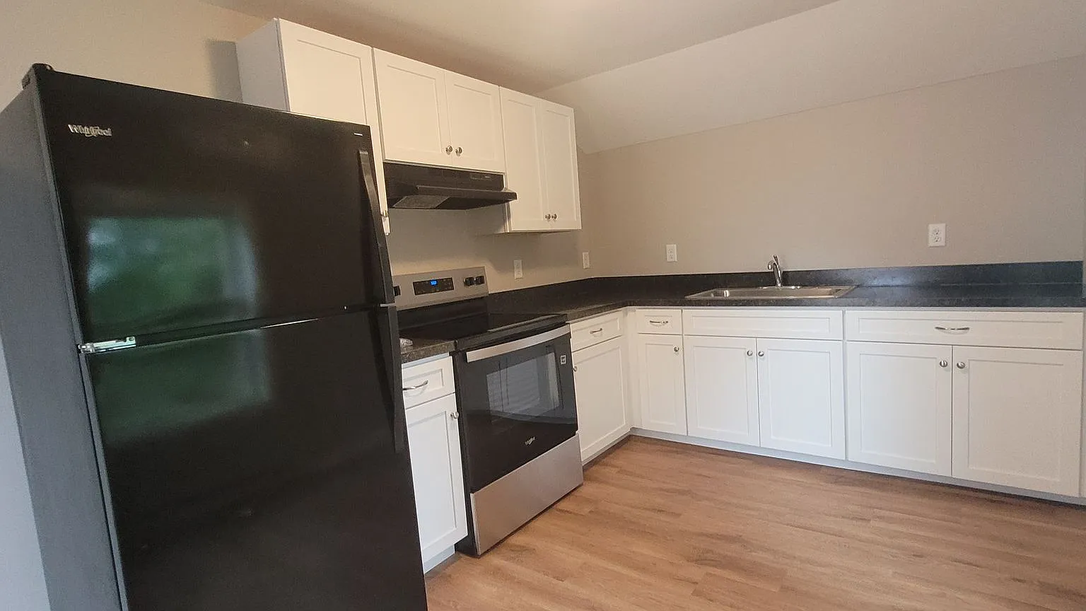 220 Rosedale Ave — Photo 2