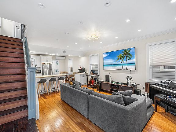 3rd image of 162 Beach 27th St