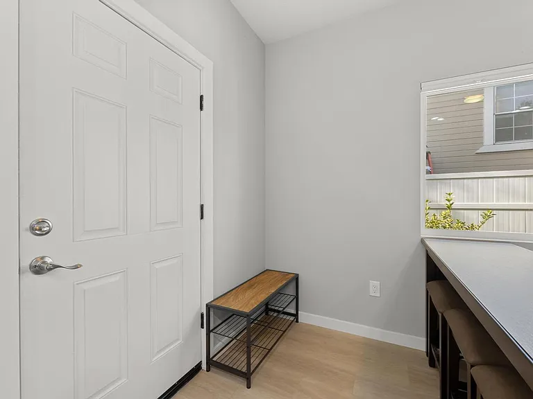 498 Johnston St — Photo 4