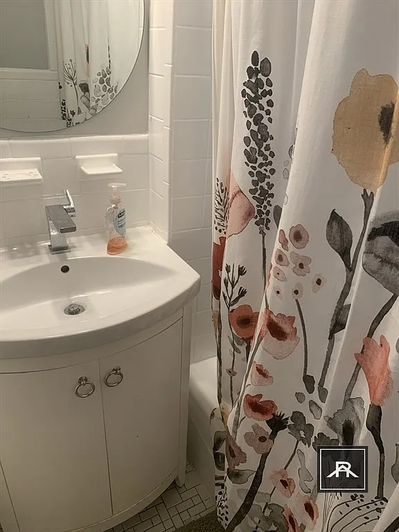 3 bed, 1.0 bath, 960 sqft, $3,700 — Photo 3