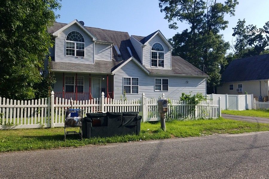 2nd image of 168 Moriches Ave
