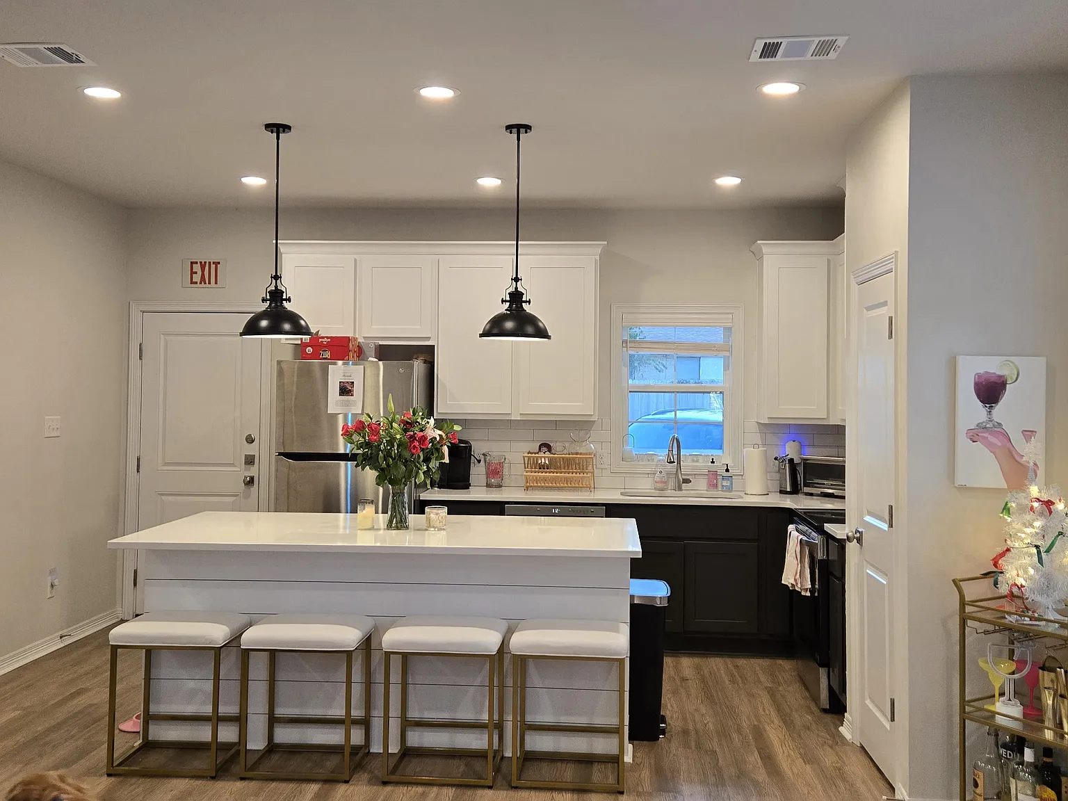 5 bed, 5.5 bath, 2796 sqft, $4,695 — Photo 4