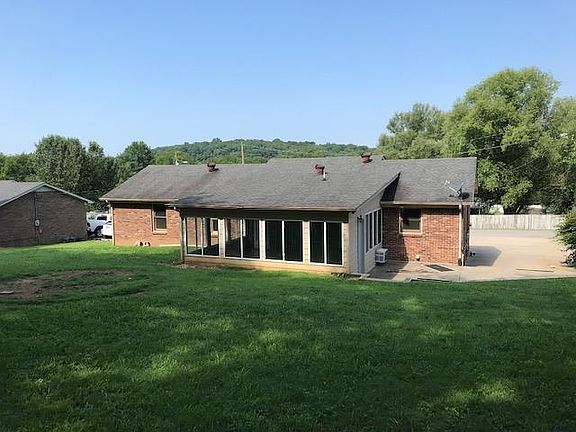 4th image of 1009 Lowell Dr E
