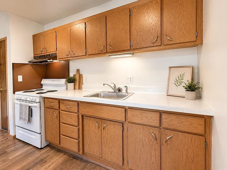 202 E Rees St — Photo 1
