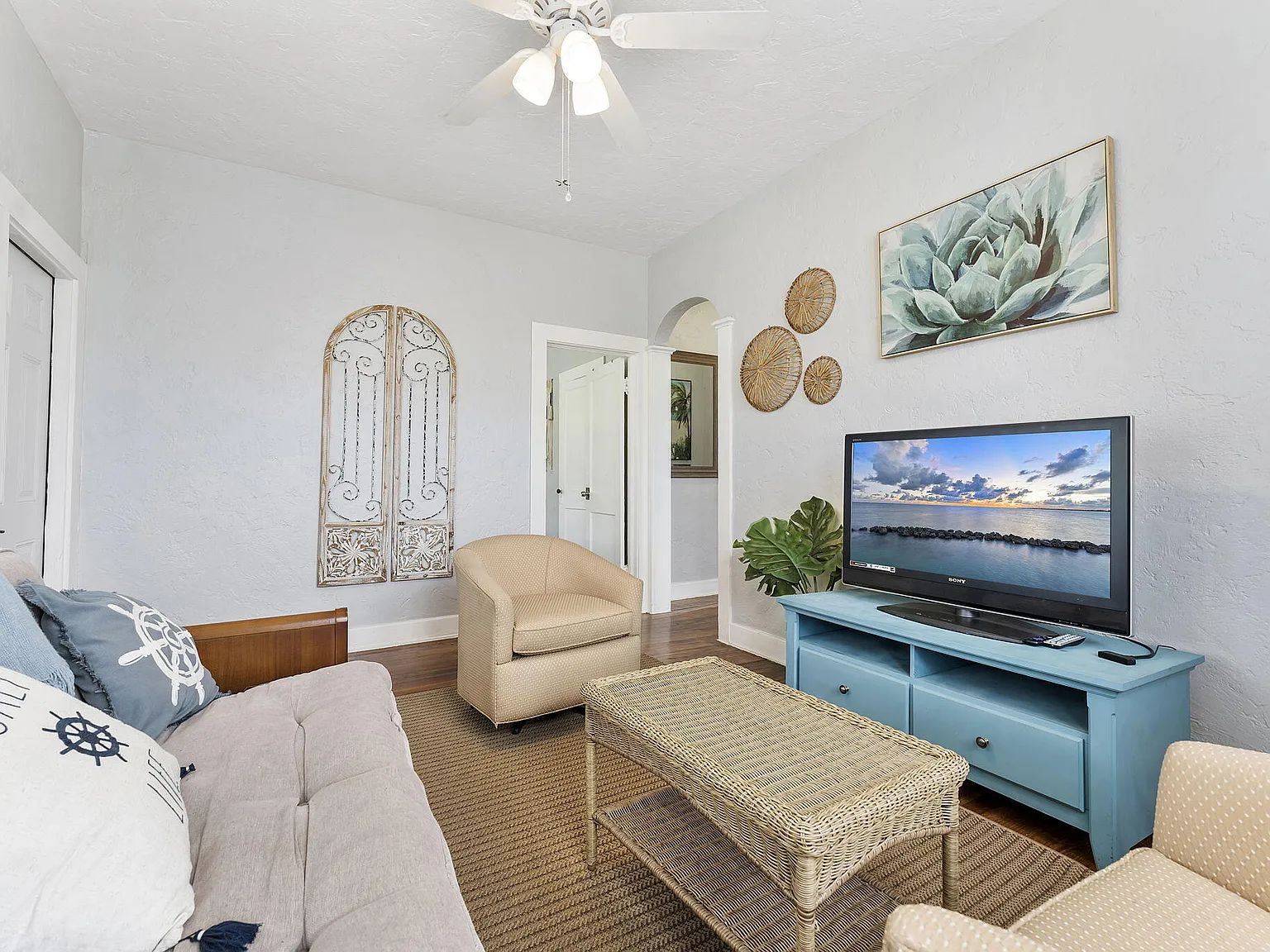 2 bed, 1.0 bath, 900 sqft, $2,200 — Photo 2