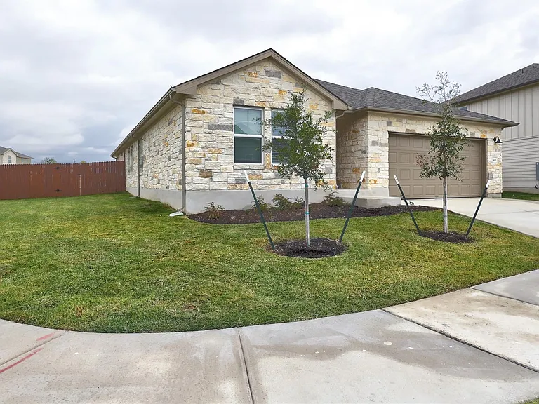 201 Fairmeadow Downs Dr — Photo 2