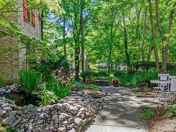 2nd image of 1502 Regents Park Ln