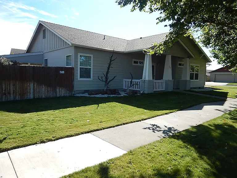 715 NE Fieldstone Ct — Photo 1