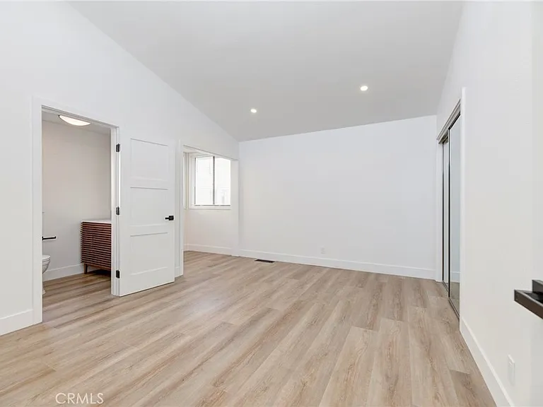 1090 Loma Dr — Photo 23