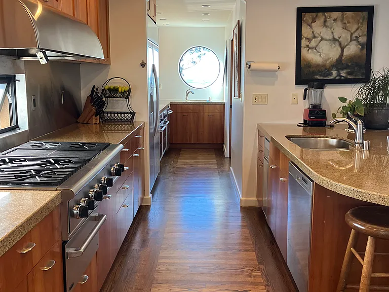 32 Gravatt Dr — Photo 8