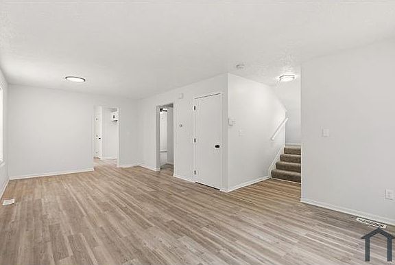 4th image of 621 E 115th St