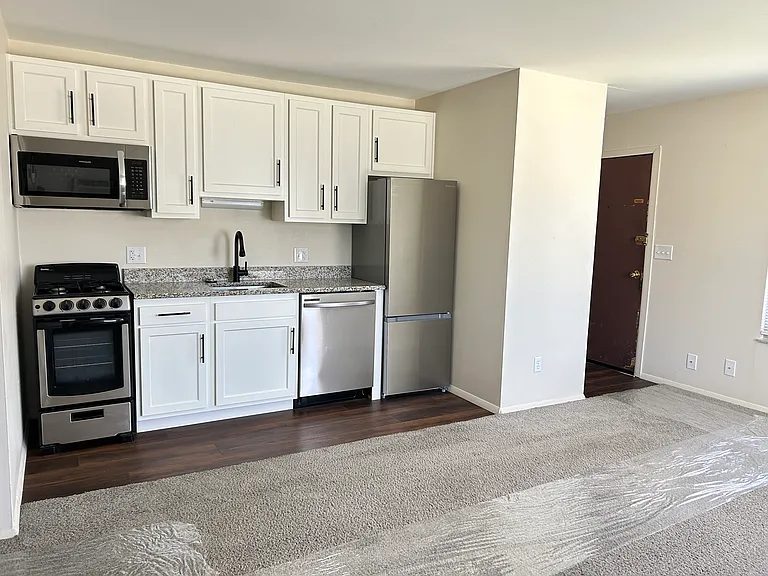 2157 Summit St #5 — Photo 2