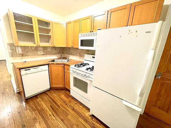 3rd image of 107 W 68th St APT 2E