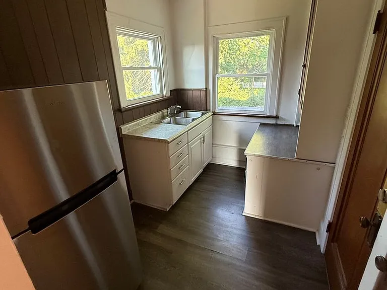 362 Van Buren Ave — Photo 3