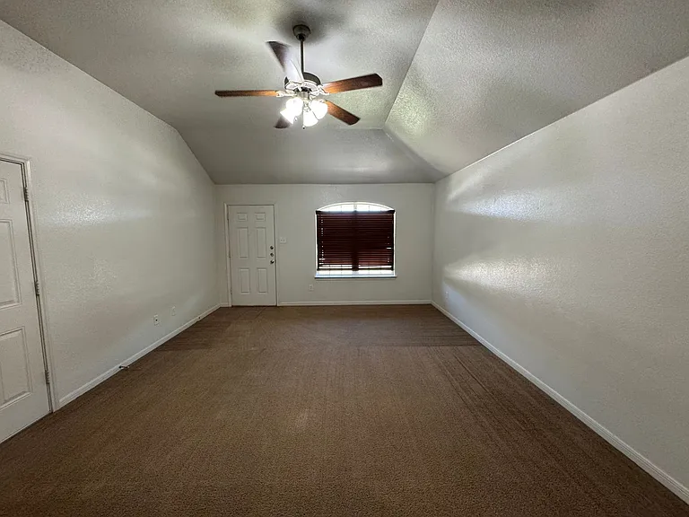 1204 Cinch Dr — Photo 2