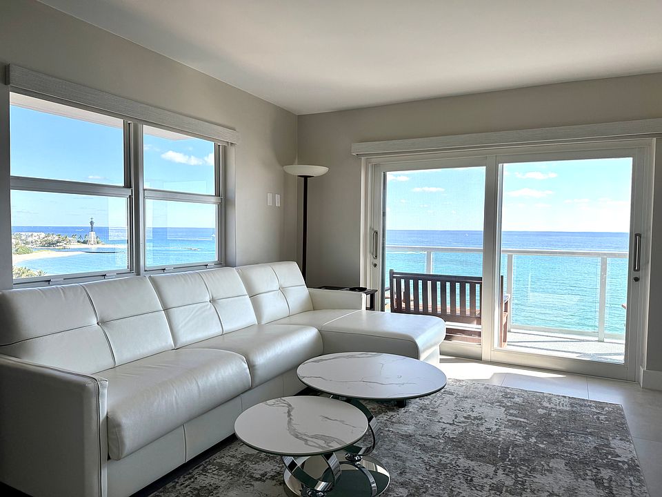 Views from living area to Hillsboro Inlet Lighthouse and Atlantic ocean.
Italian leather with sofa bed in Living room pulls out to queen size, sleeps 2 guests comfortably.