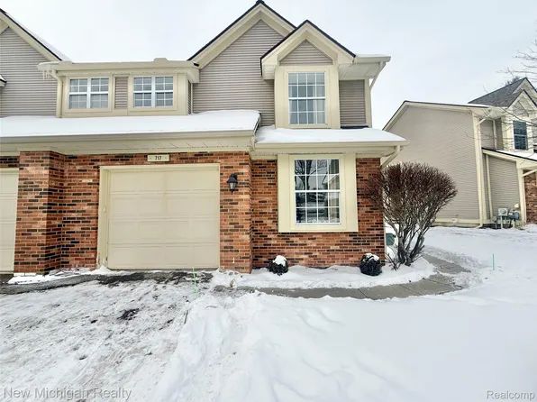 717 Whisperwood Trl, Fenton, MI 48430