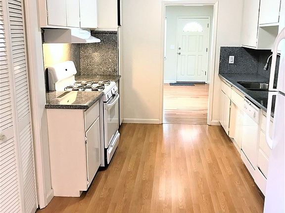 2nd image of 927 Princess Anne Dr