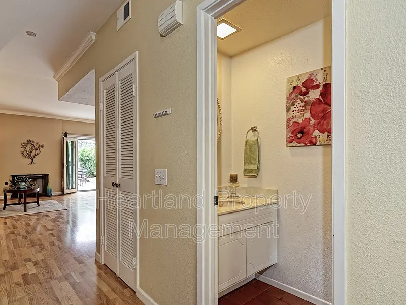 2 bed, 2.5 bath, 1320 sqft, $3,250 — Photo 4