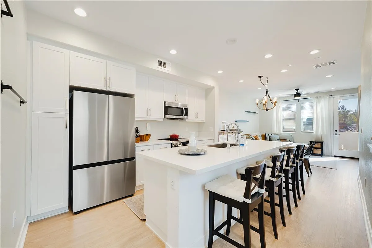 3 bed, 1571 sqft, $4,000 — Photo 3