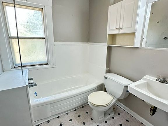 4th image of 1257 E Erie Ave