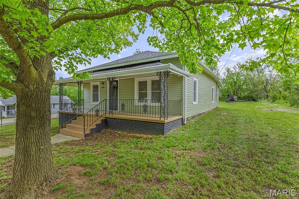 300 Lewis St photo 1