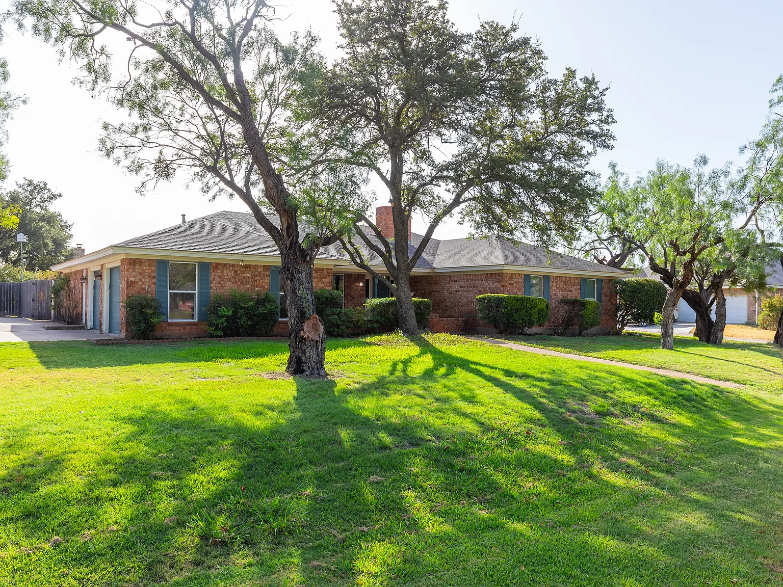 4 bed, 2290 sqft, $3,100 — Photo 2