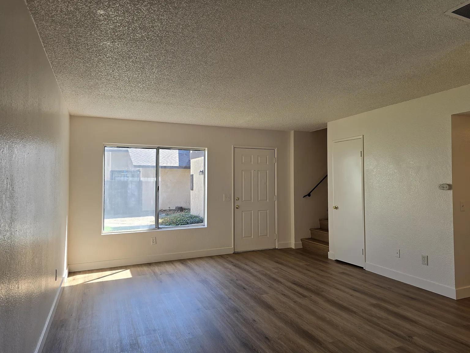 3 bed, 1.5 bath, 950 sqft, $2,800 — Photo 3